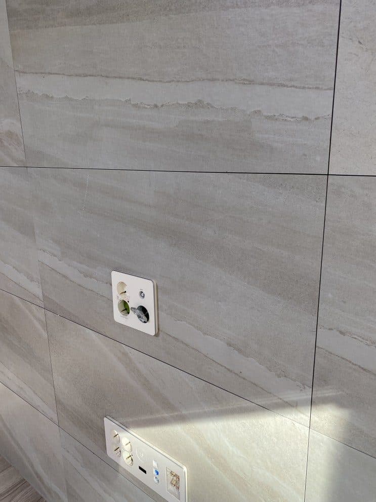 벽걸이 TV 떼고 남은 아트월 구멍 복원