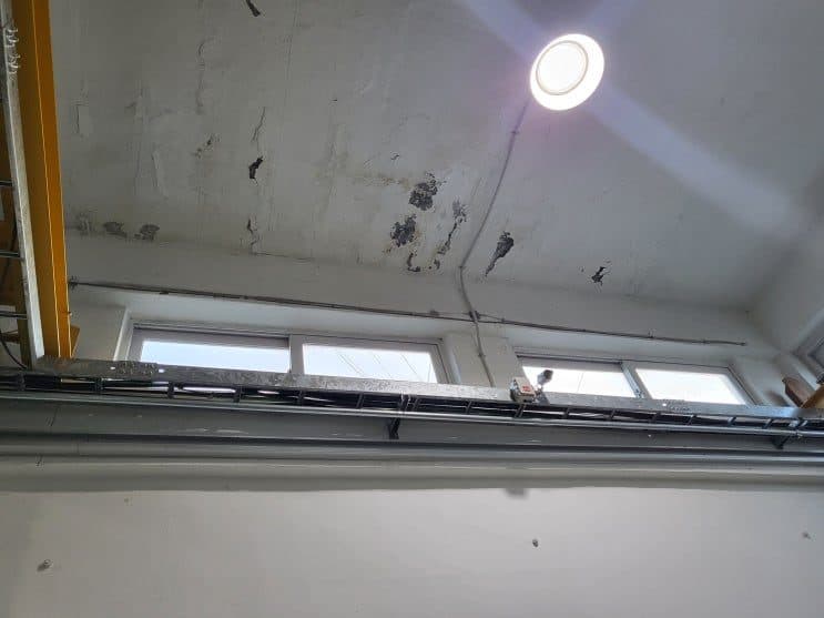 갈라지고 벗겨진 공장 벽·천장 보수 도장