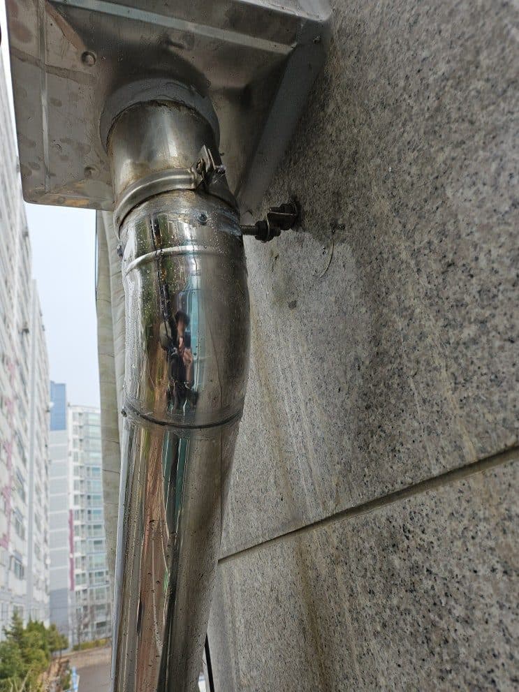 겨울에 얼어 터진 상가 외부 우수관 교체